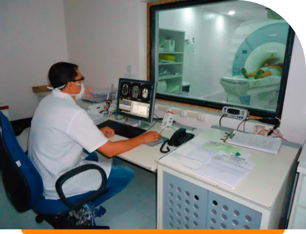Médico trabalhando com a máquina